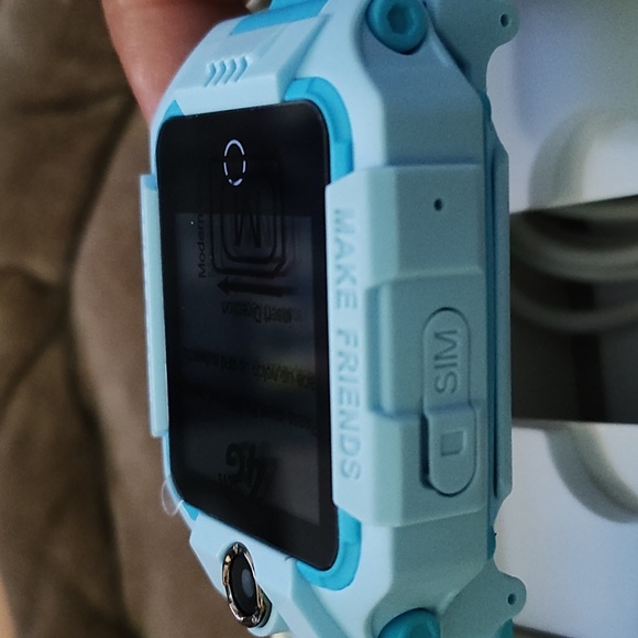 BRAND NEW KIDS 4G SMARTWATCH. YOU CAN INSERT A SIM CARD IN IT. NIB! - Picture 4 of 5